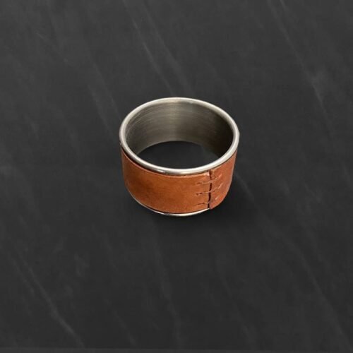porta guardanapo de inox revestido com couro e detalhes em bambu|porta guardanapo de couro com bambu