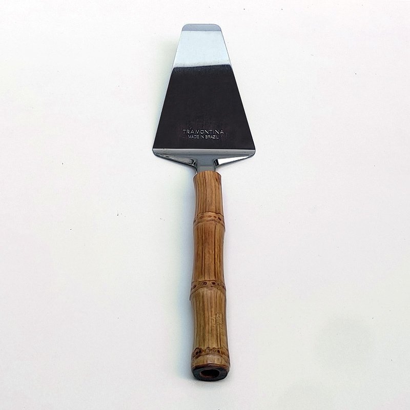 Espátula para pegar pedaços de pizza de inox prateado da Tramontina com cabo de bambu natural marrom queimado|Espátula para pizza com bambu natural|Espátula para pizza com bambu natural
